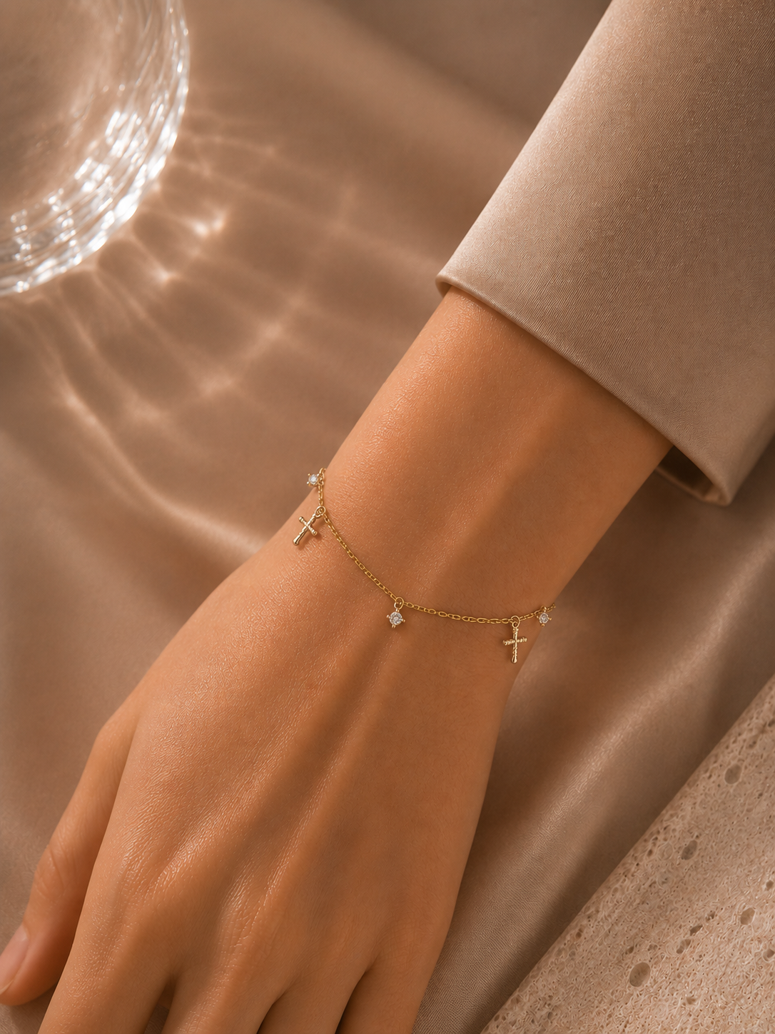 Brățară din argint 925 placată cu aur 18K cu cruci și zirconii 5A Divine Cross Charms la mana