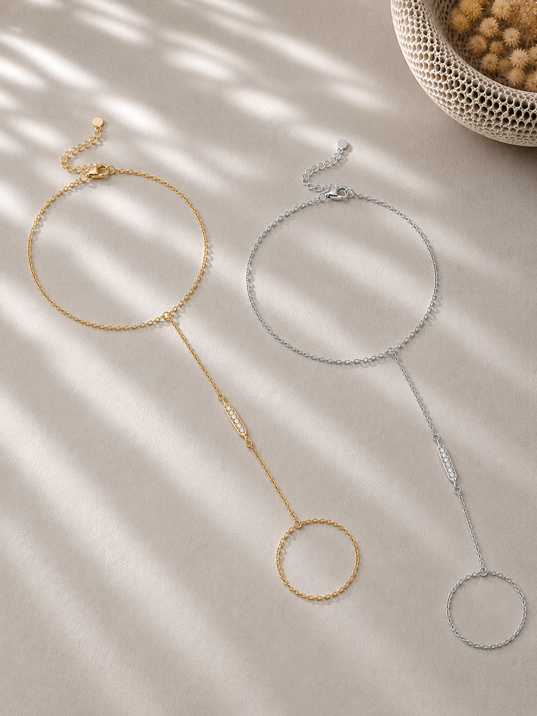Brățară din argint 925 aurie tip hand chain cu cerc și zirconii 5A Sparkle Circle aurie si argintie