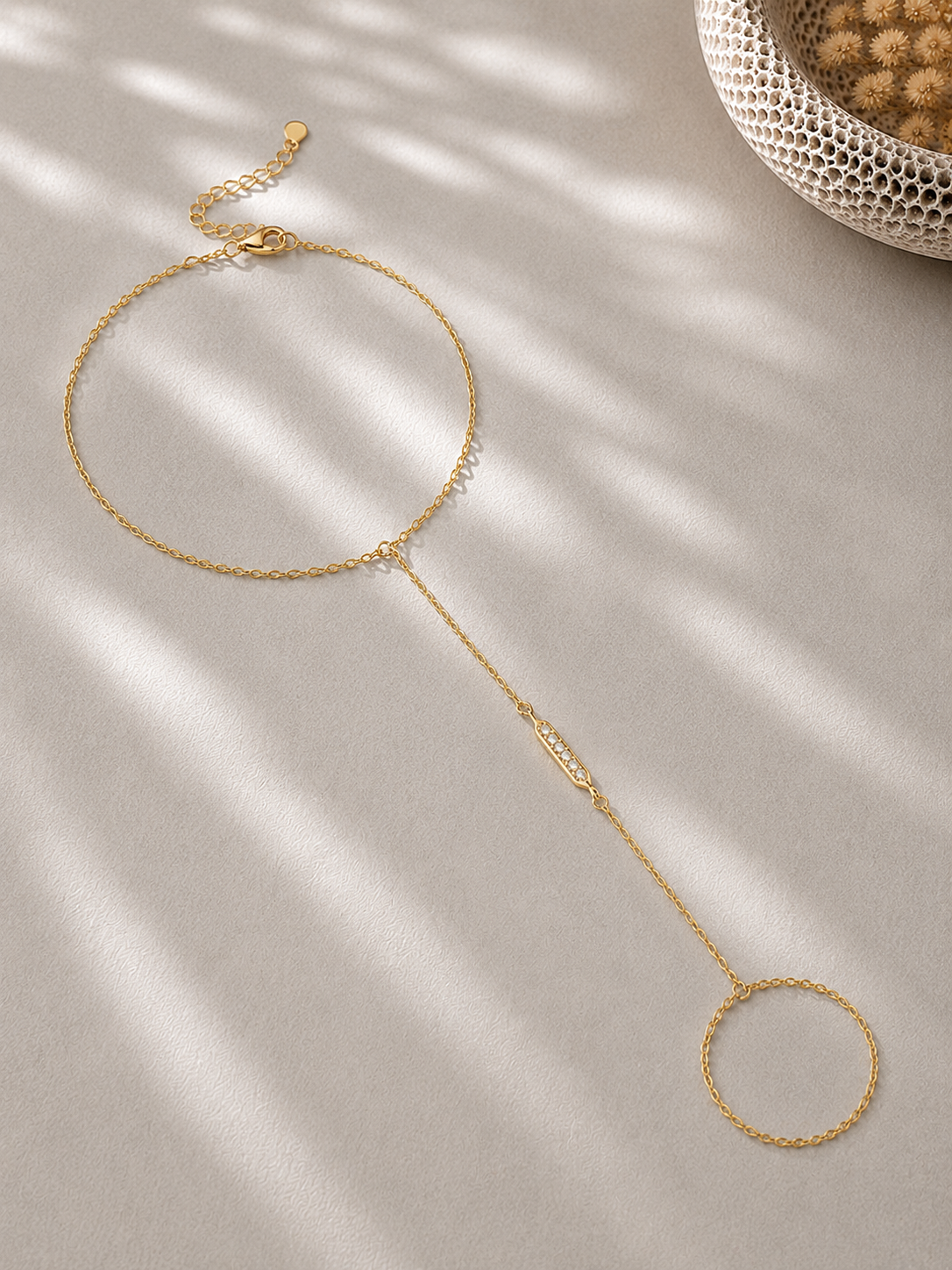 Brățară din argint 925 aurie tip hand chain cu cerc și zirconii 5A Sparkle Circle editoriala