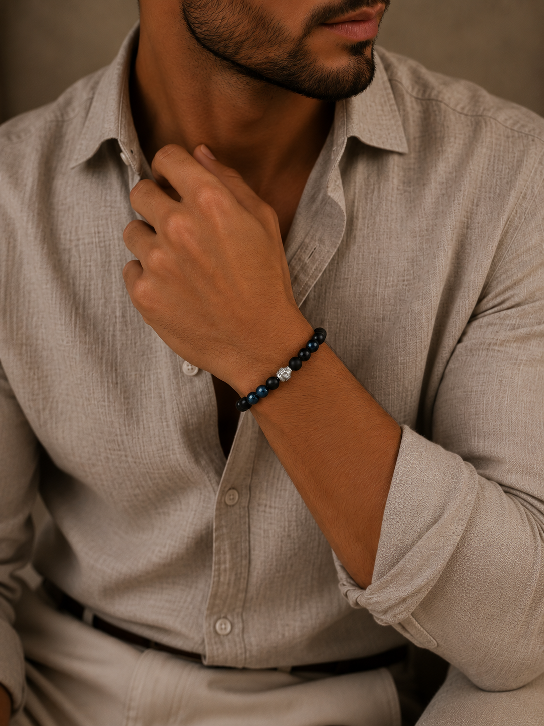 Bratara din argint cu blue tiger eye si onix mat cu craniu pentru barbati model Midnight Skull la mana