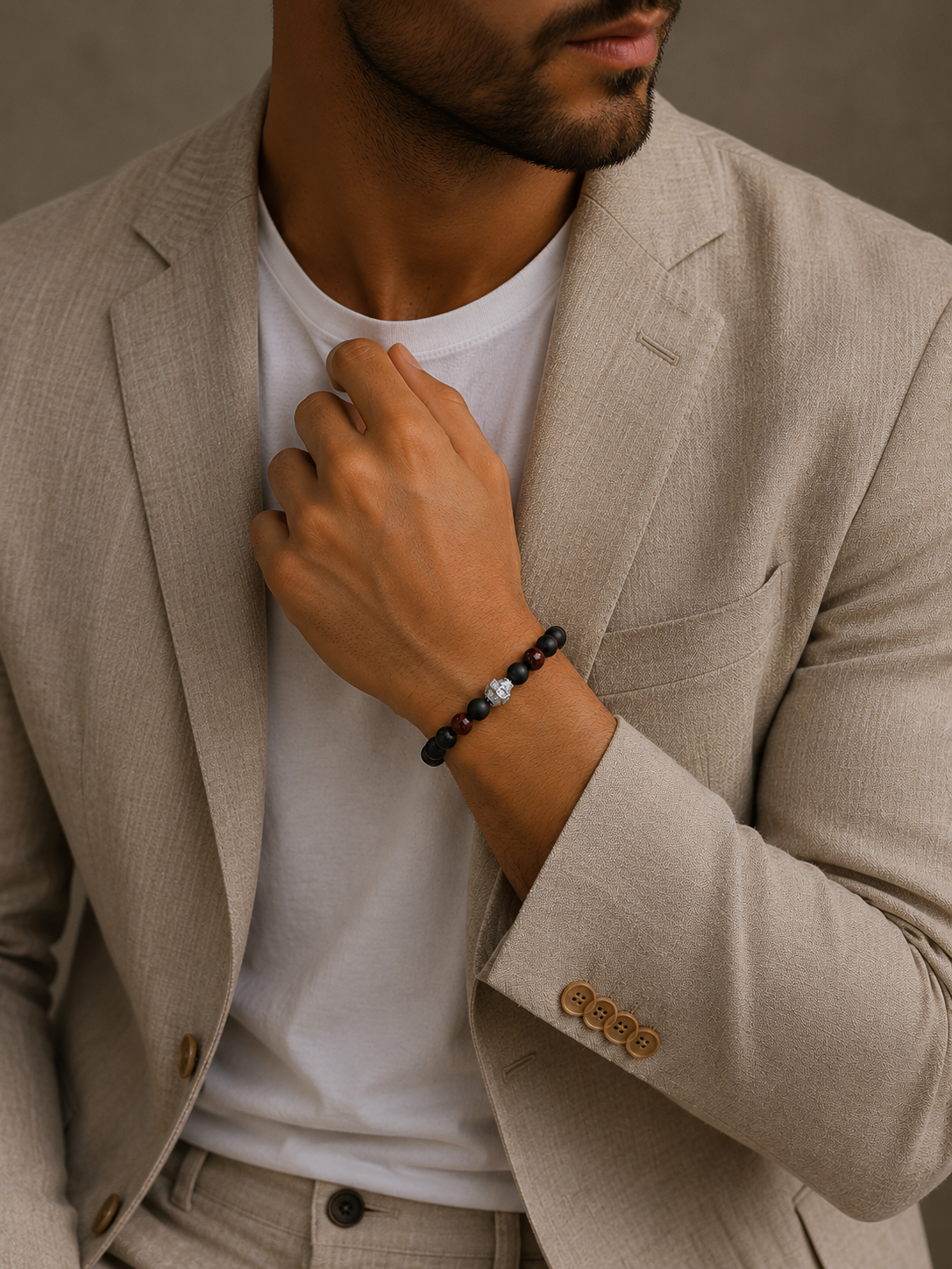 Bratara din argint cu red tiger eye si onix mat cu craniu pentru barbati model Ember Skull la mana