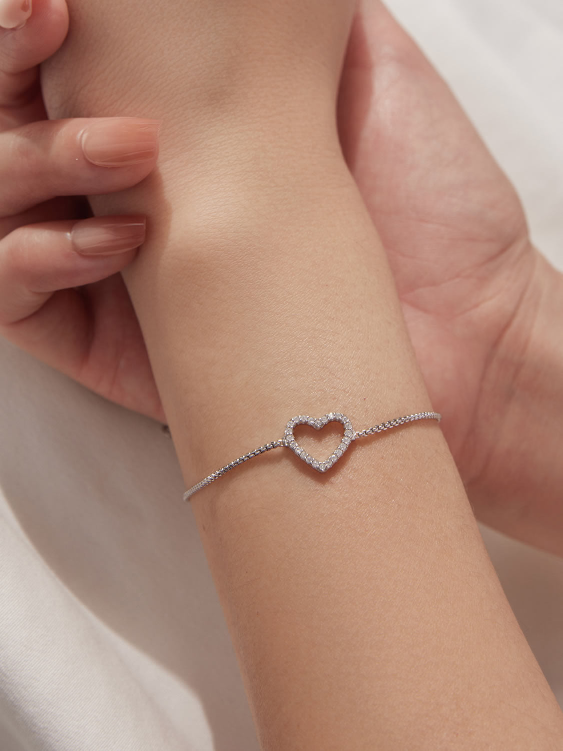 Brățară delicată din argint cu inimă – cadou romantic