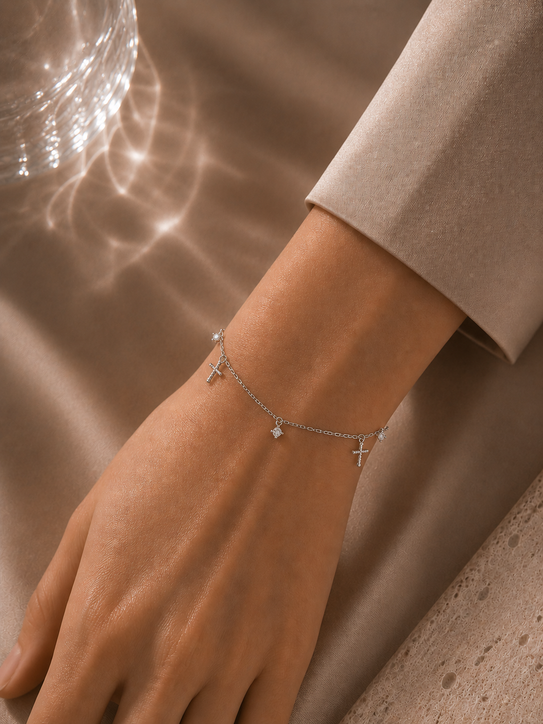Brățară din argint 925 cu cruci și zirconii 5A Divine Cross Charms la mana