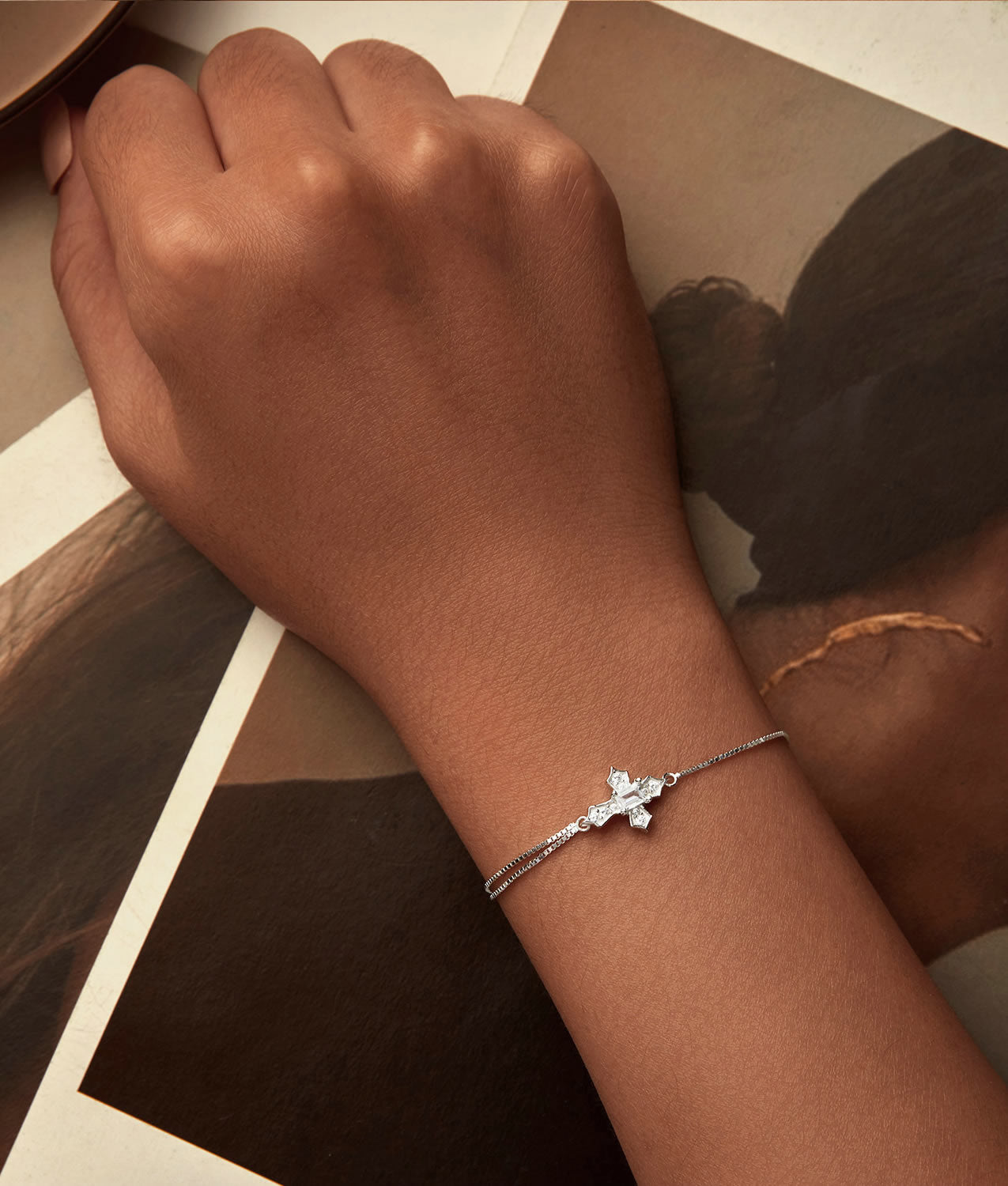 Brățară delicată din argint cu simbol cruce