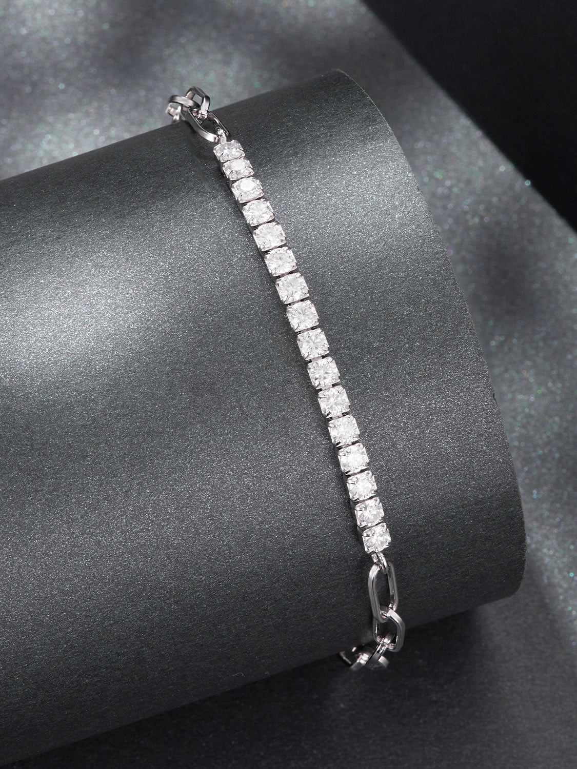 Brățară elegantă din argint cu design contemporan și moissanite