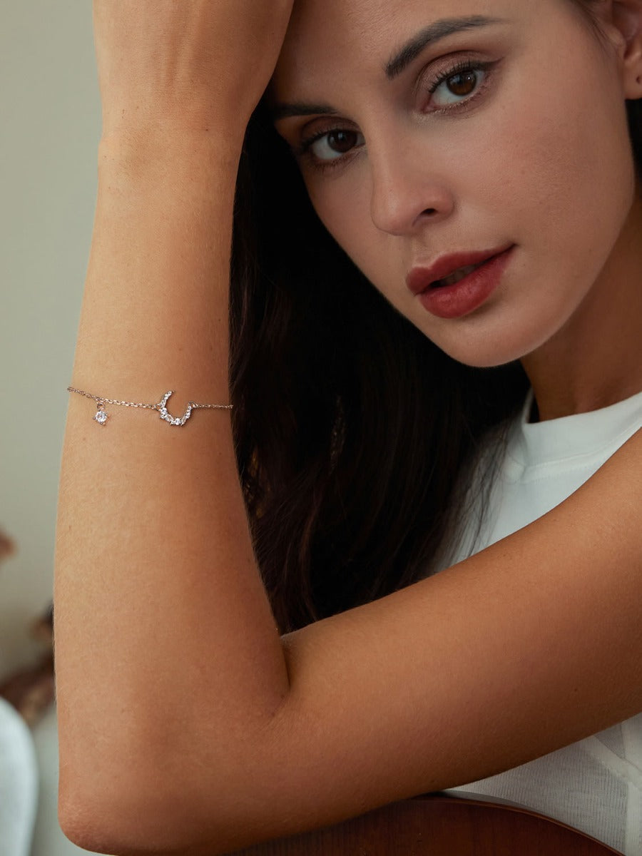 Brățară elegantă din argint cu lună purtată de model