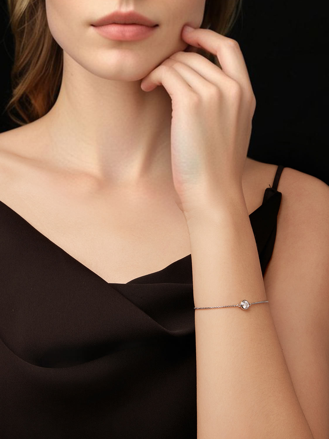 Brățară elegantă din argint cu piatră centrală moissanite