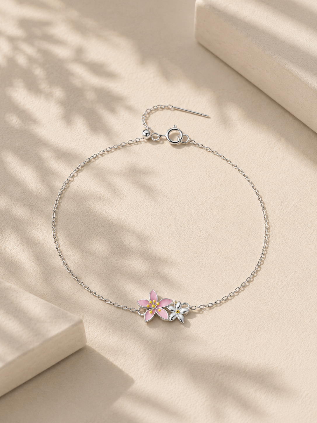 Bratara din argint cu floare roz purtată, design feminin Cherry Blossom de sus