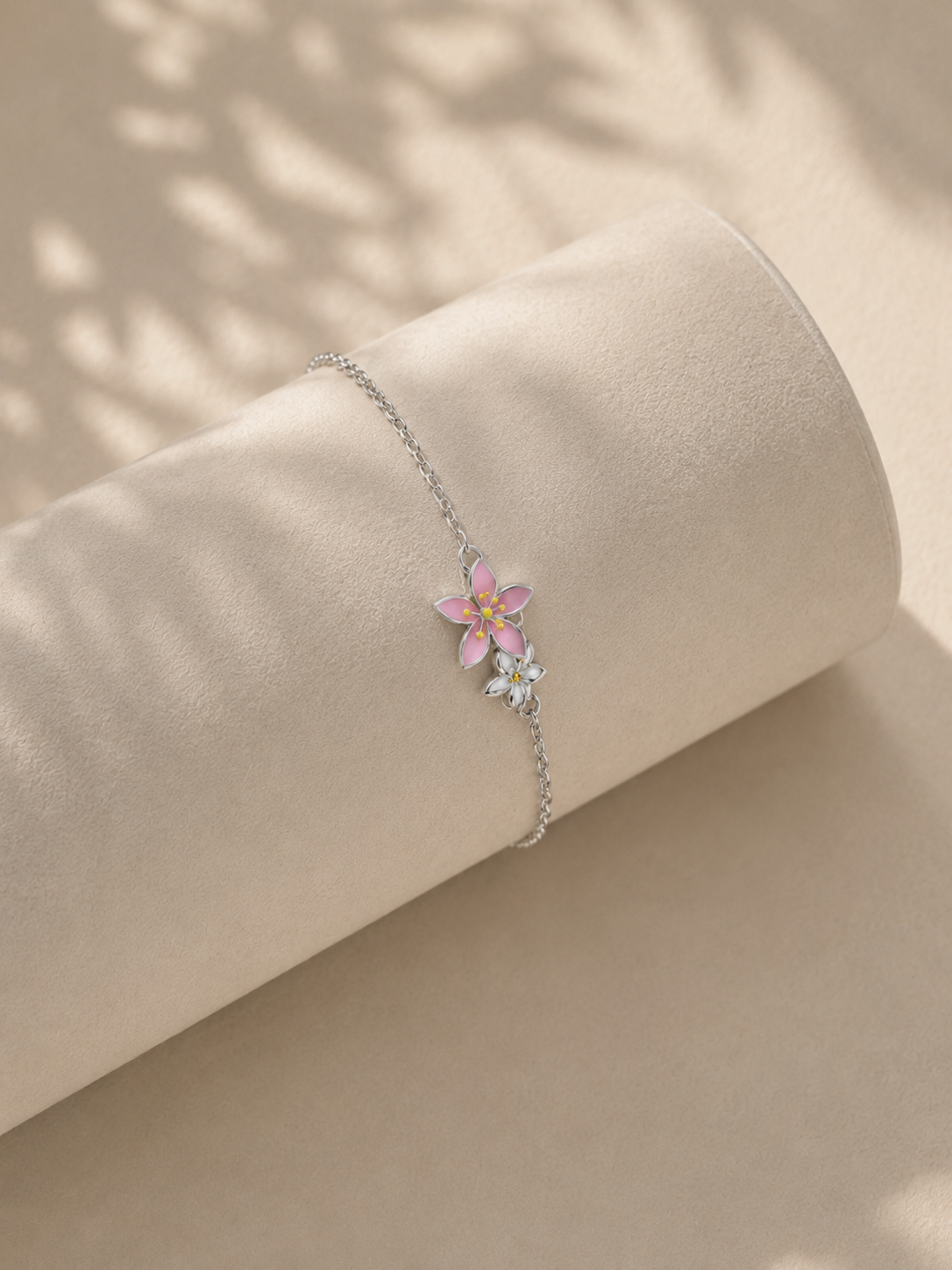 Bratara din argint cu floare roz purtată, design feminin Cherry Blossom editoriala