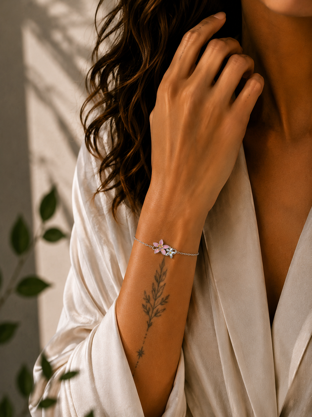 Bratara din argint cu floare roz purtată, design feminin Cherry Blossom