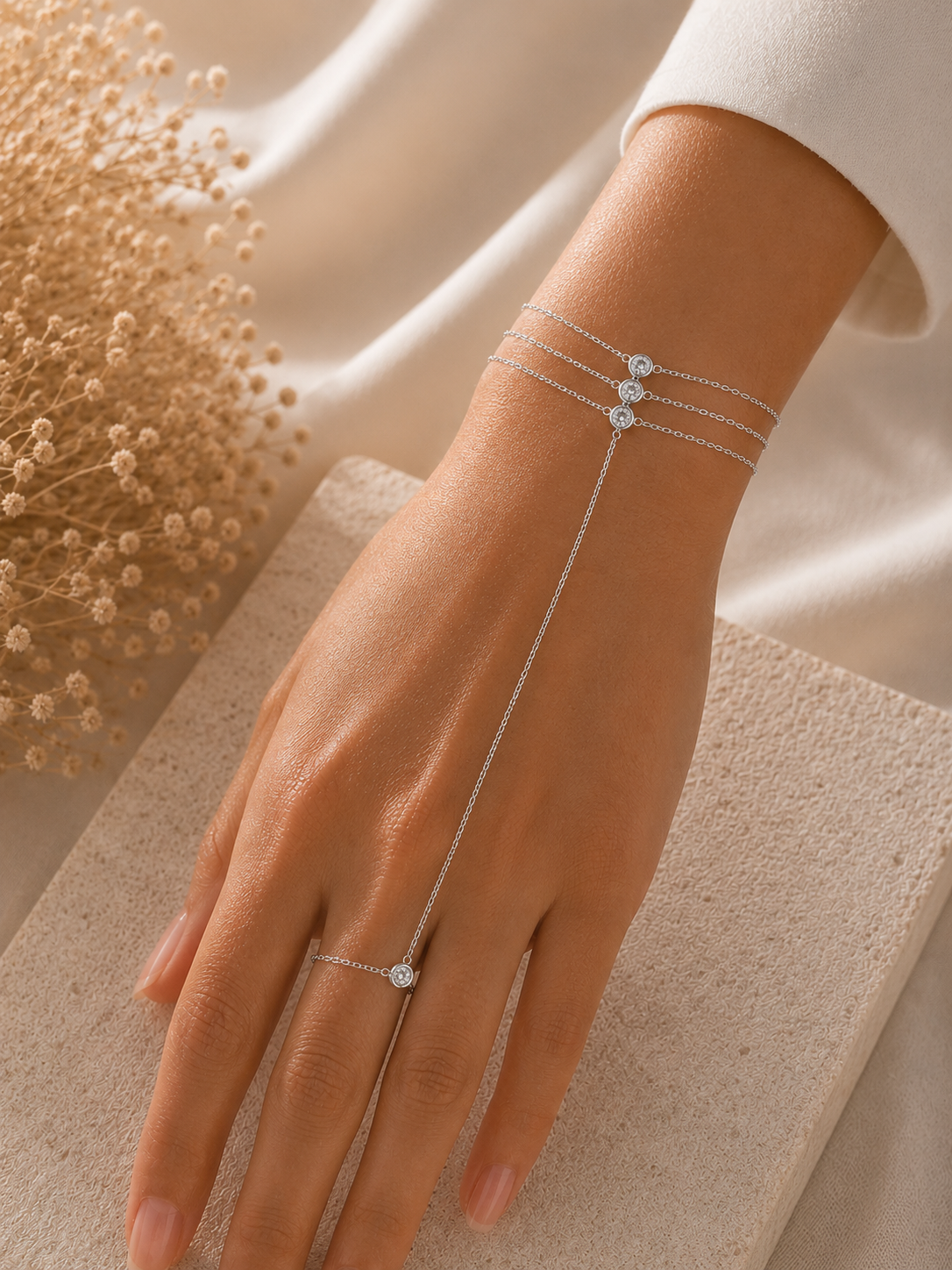 Brățară din argint 925 tip hand chain cu zirconii 5A Silver Sparkle Trio la mana