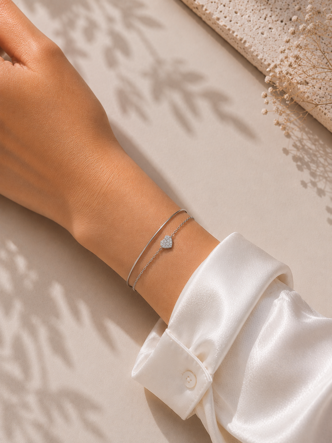 Bratara din argint Layered Love purtată la încheietură, design dublu lanț cu inimă la mana
