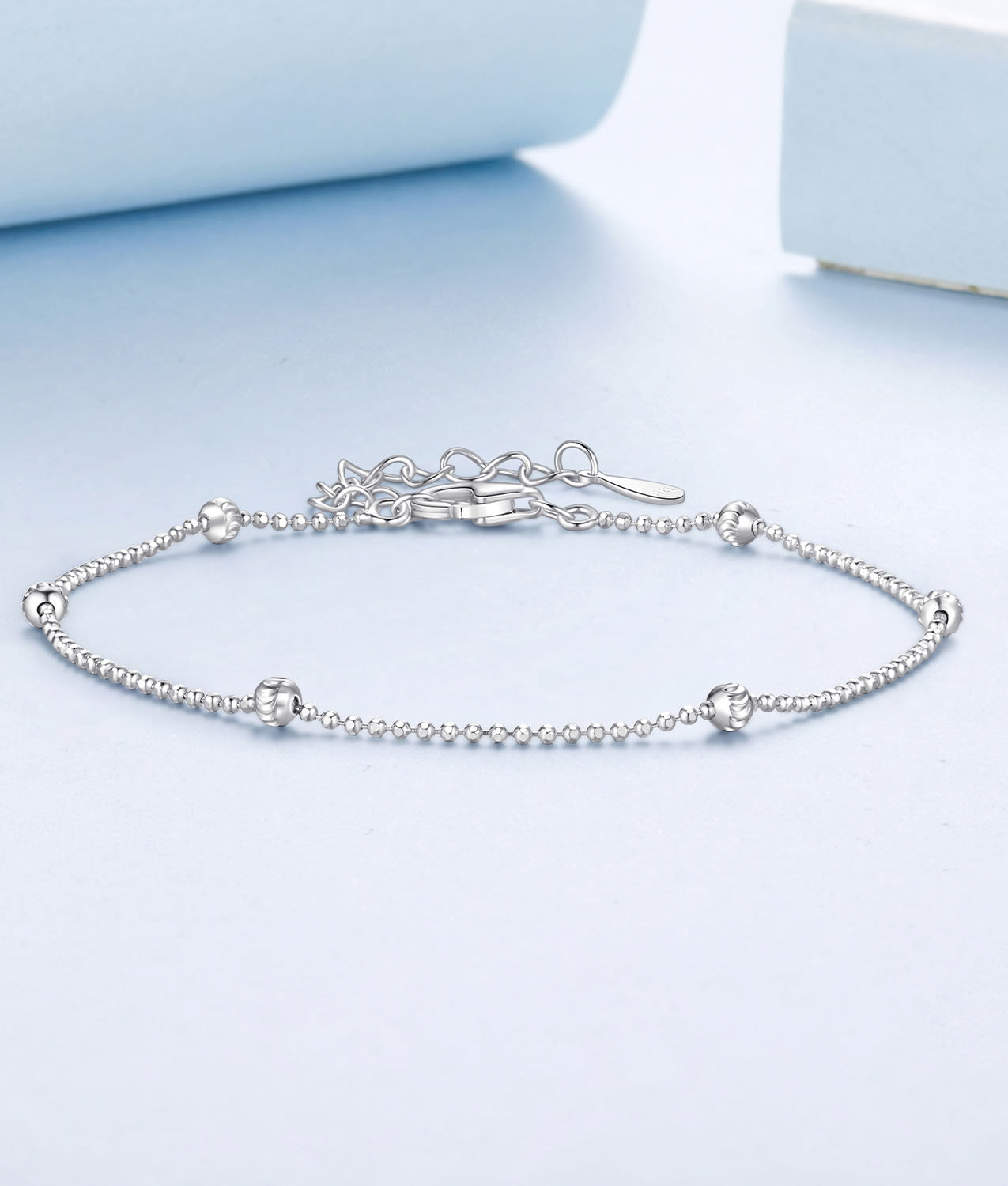 Brățară din argint cu bile purtată în combinații layering