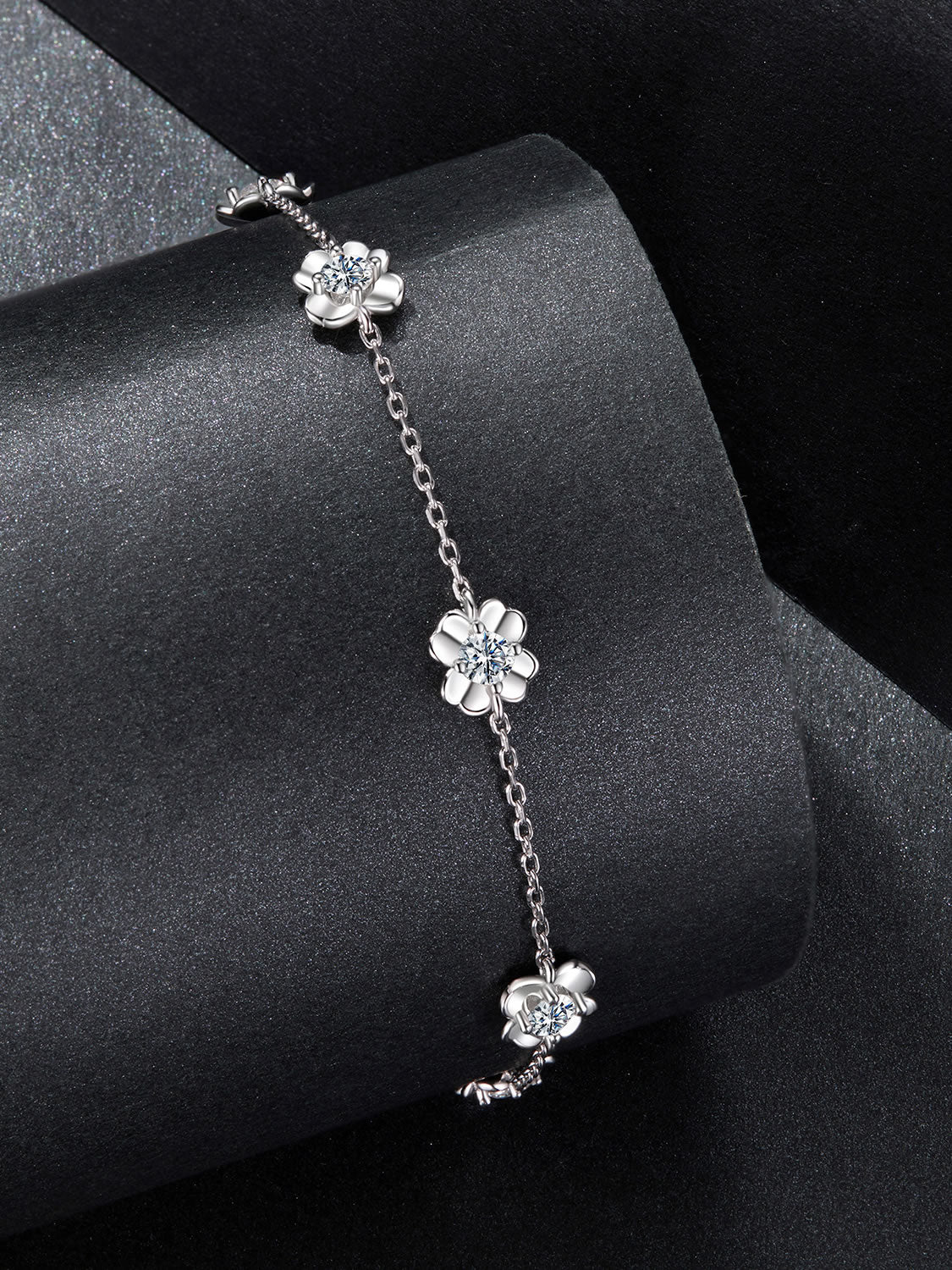 Brățară florală din argint potrivită pentru layering elegant