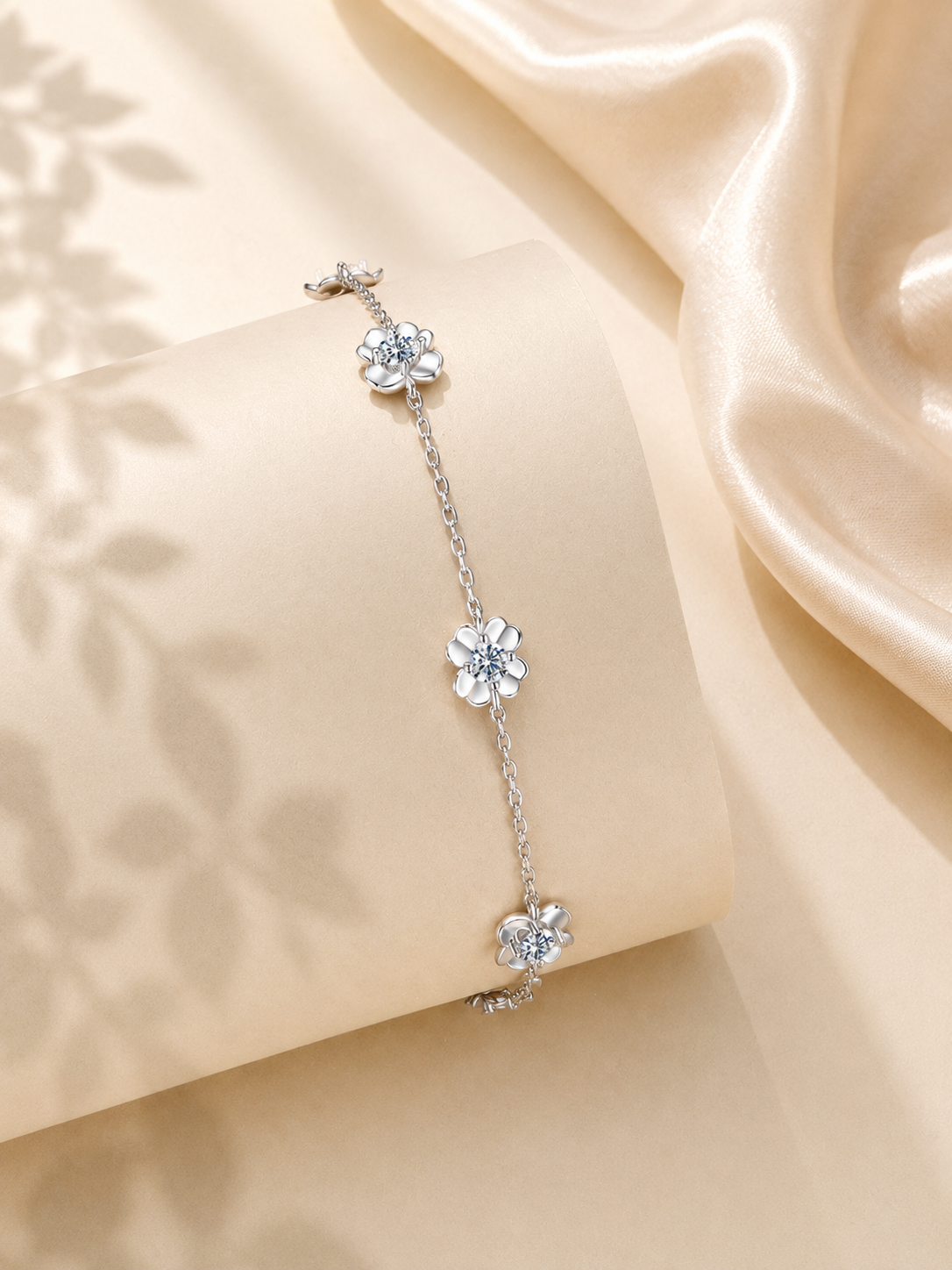 Brățară florală din argint potrivită pentru layering elegant