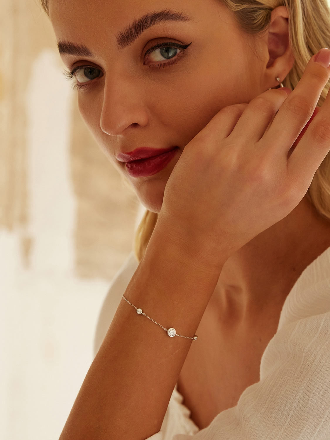 Brățară elegantă din argint cu pietre moissanite