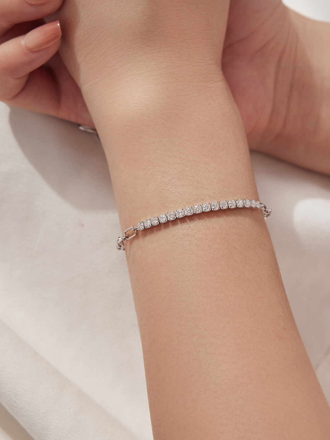 Brățară modernă din argint cu moissanite și design premium