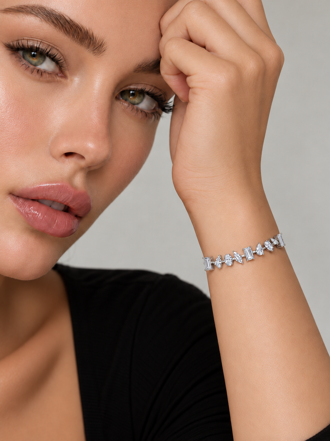 Brățară din Argint Moissanite Silver Celestial Cuts pe model de aproape