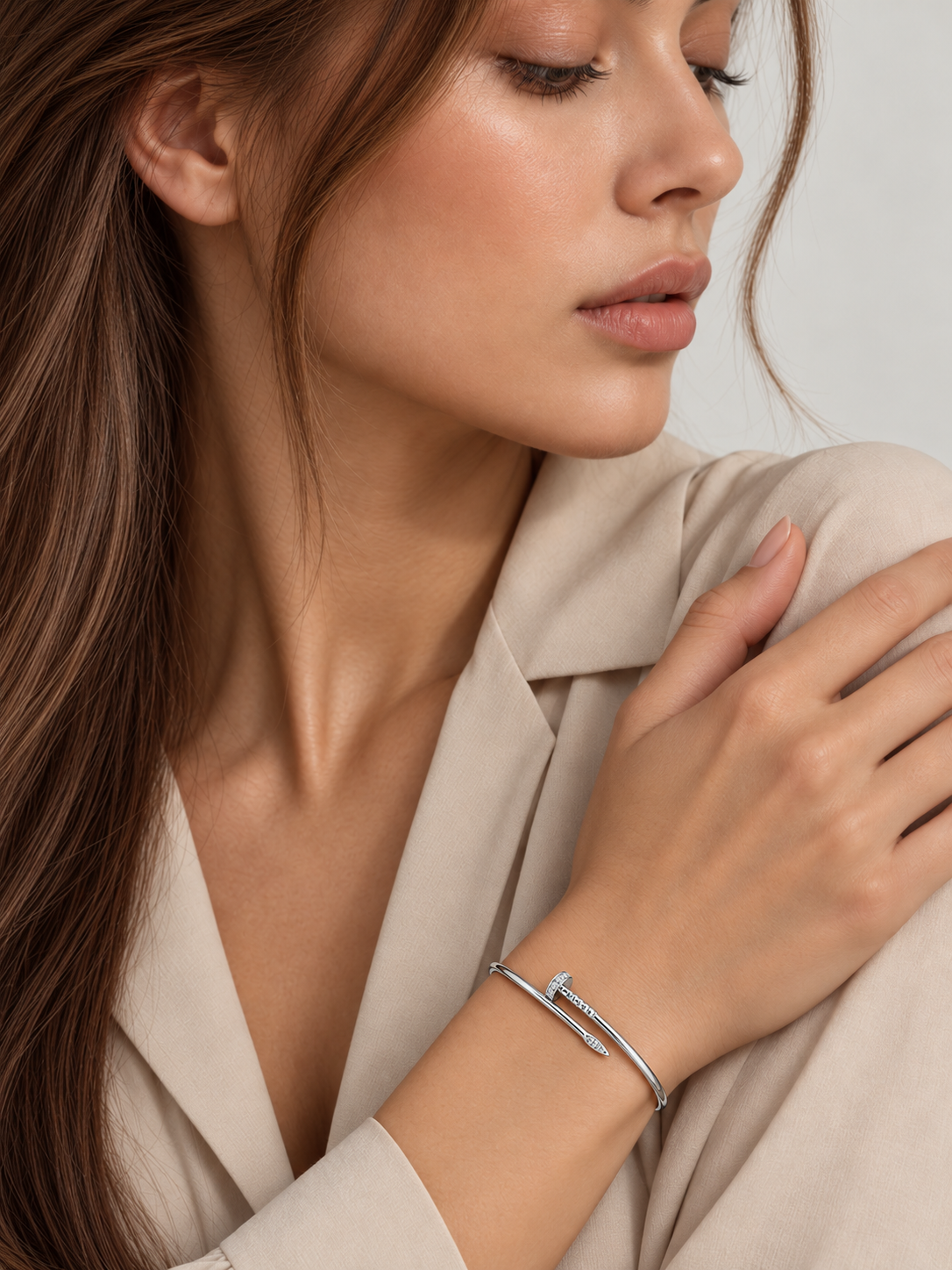Brățară din Argint Moissanite Silver Nail Éclat pe model de aproape