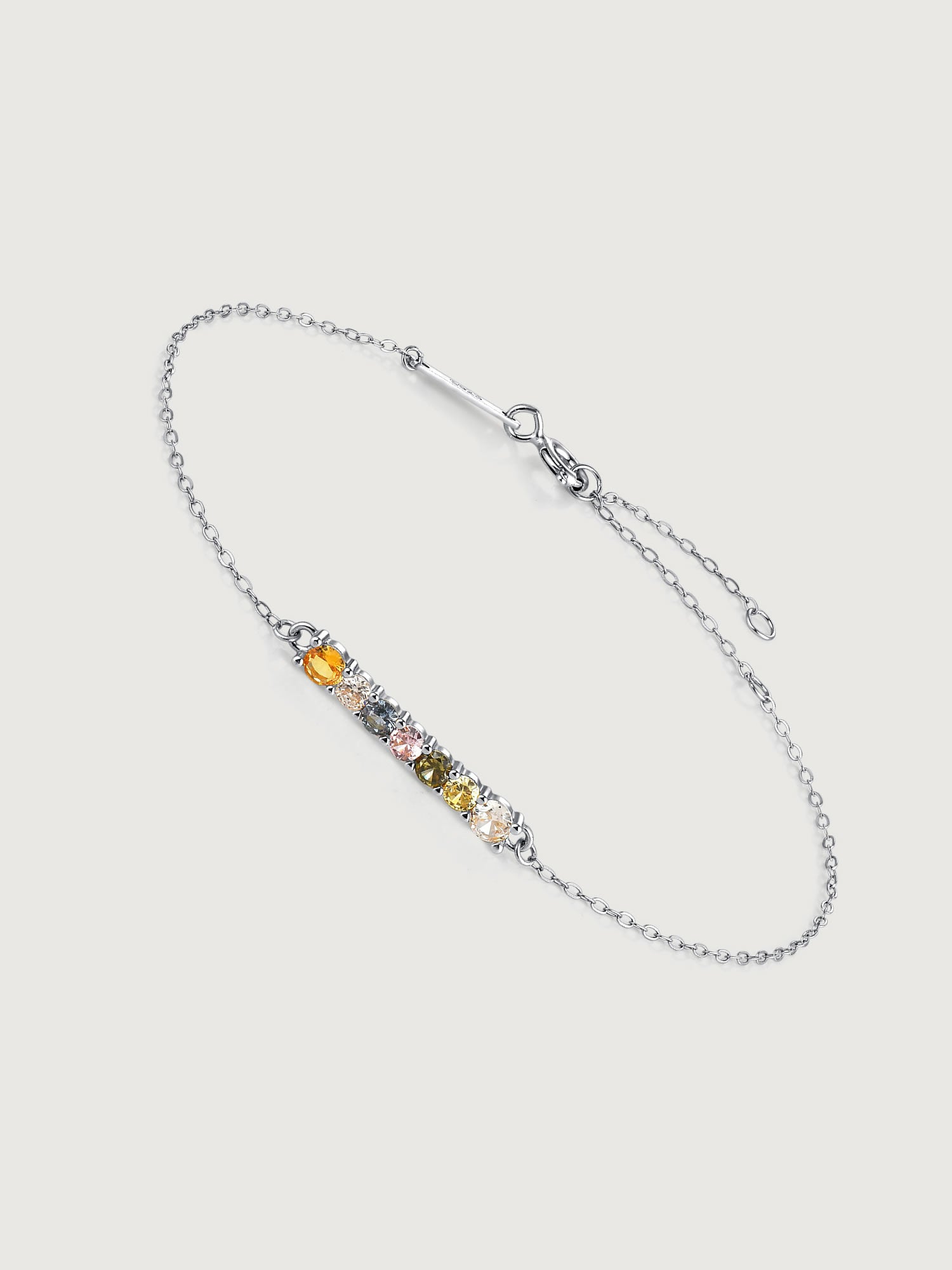 Brățară multicoloră din argint purtată în combinații layering