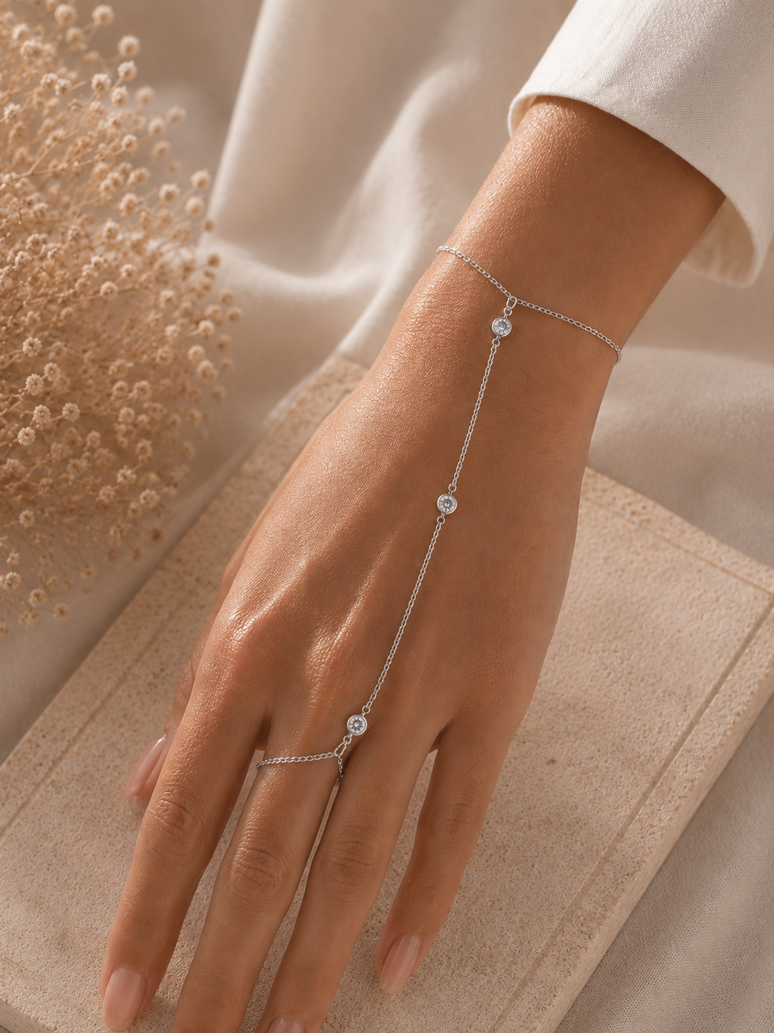 Brățară din argint tip hand chain cu zirconii pe mana