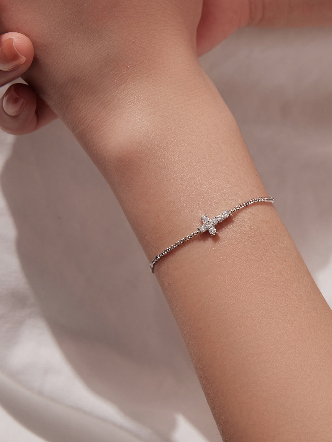 Brățară simbolică din argint cu pietre strălucitoare moissanite