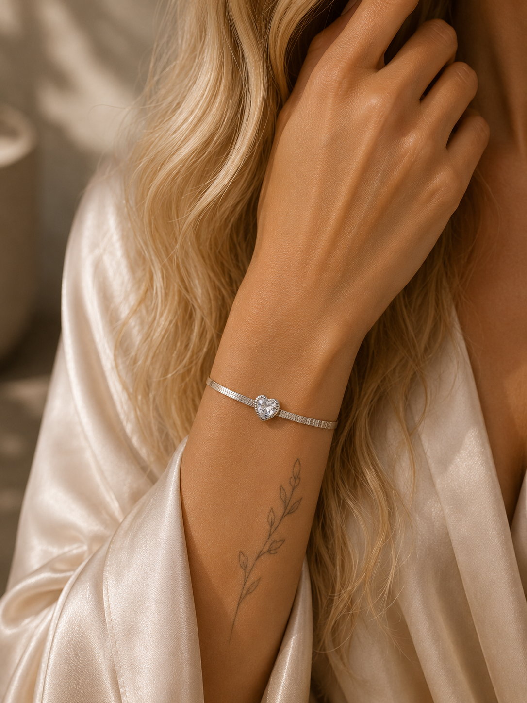 Brățară din argint snake chain cu inimă purtată pe mână
