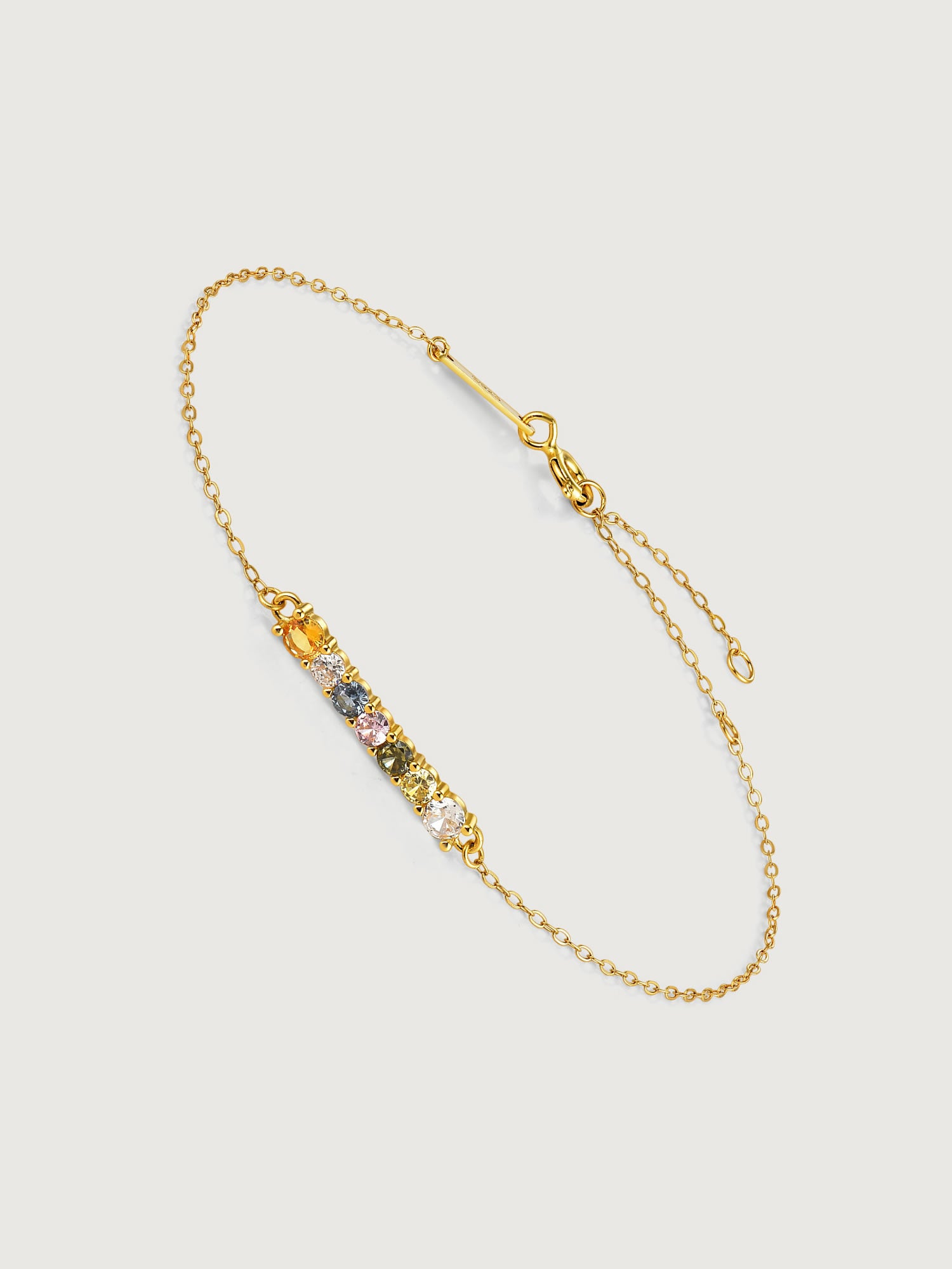 Brățară multicoloră aurie purtată în combinații layering