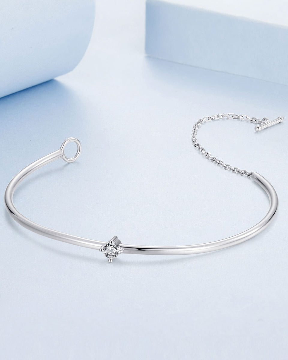 Brățară bangle din argint purtată în combinații layering