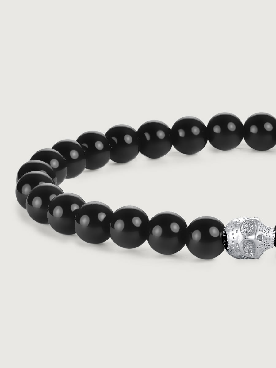 Detaliu bratara onix lucios cu craniu argint 925