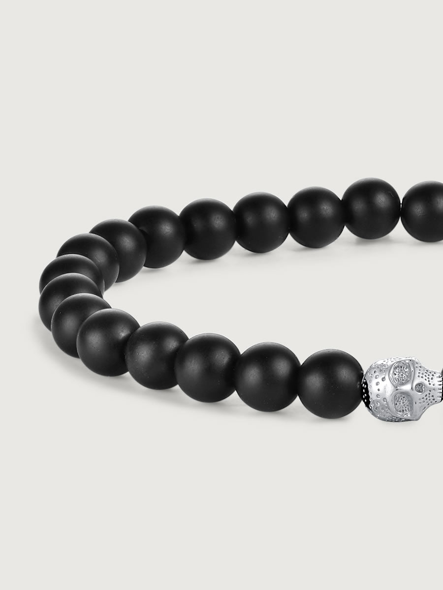 Detaliu bratara onix mat cu craniu argint 925