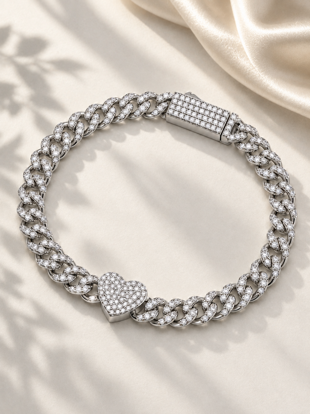 Brățară Cuban Argintie cu Inimă și Moissanite