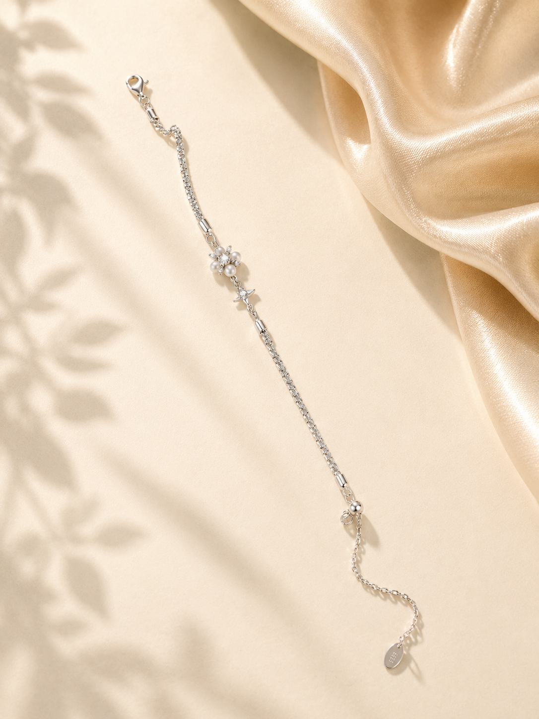 Brățară cu floare din perle naturale și Moissanite