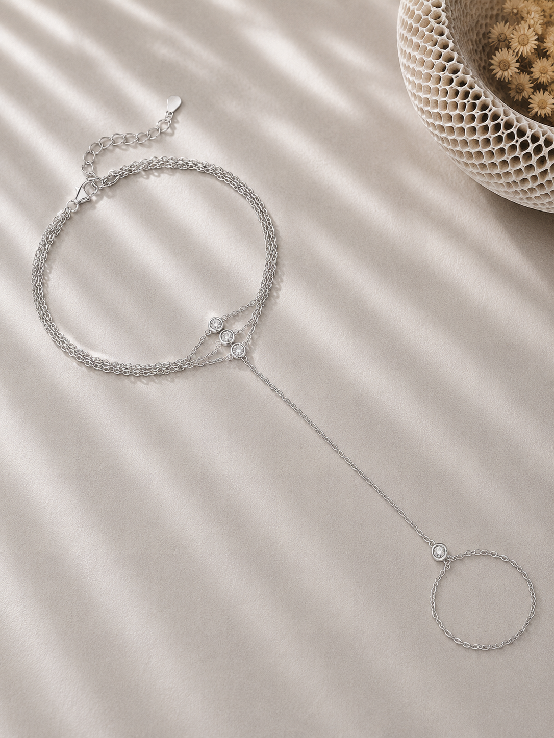Brățară tip hand chain din argint cu design elegant