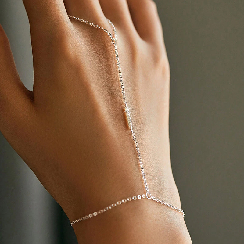 Brățară hand chain din argint cu cerc purtată pe mână