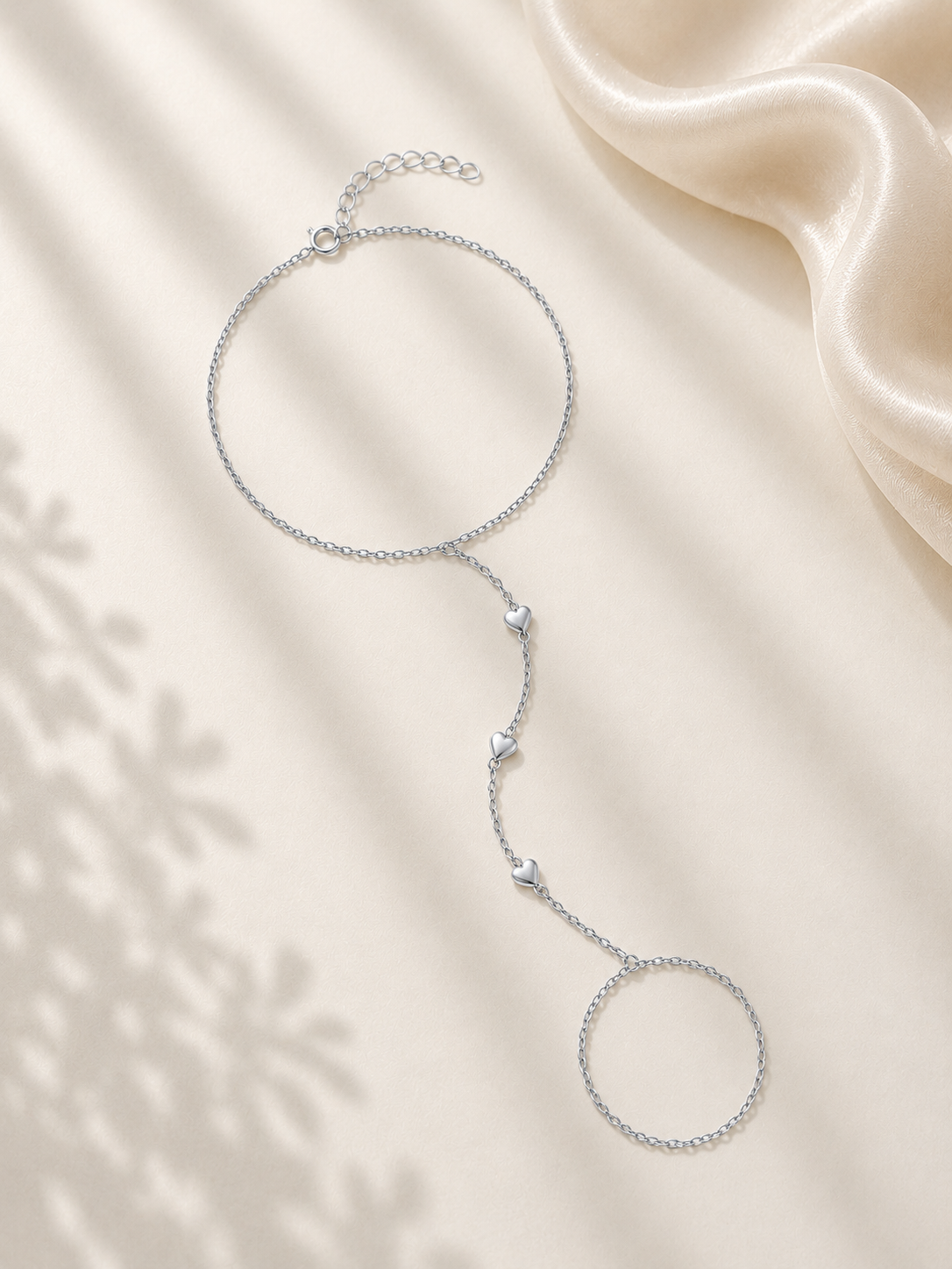 Brățară romantică argintie cu lanț către deget