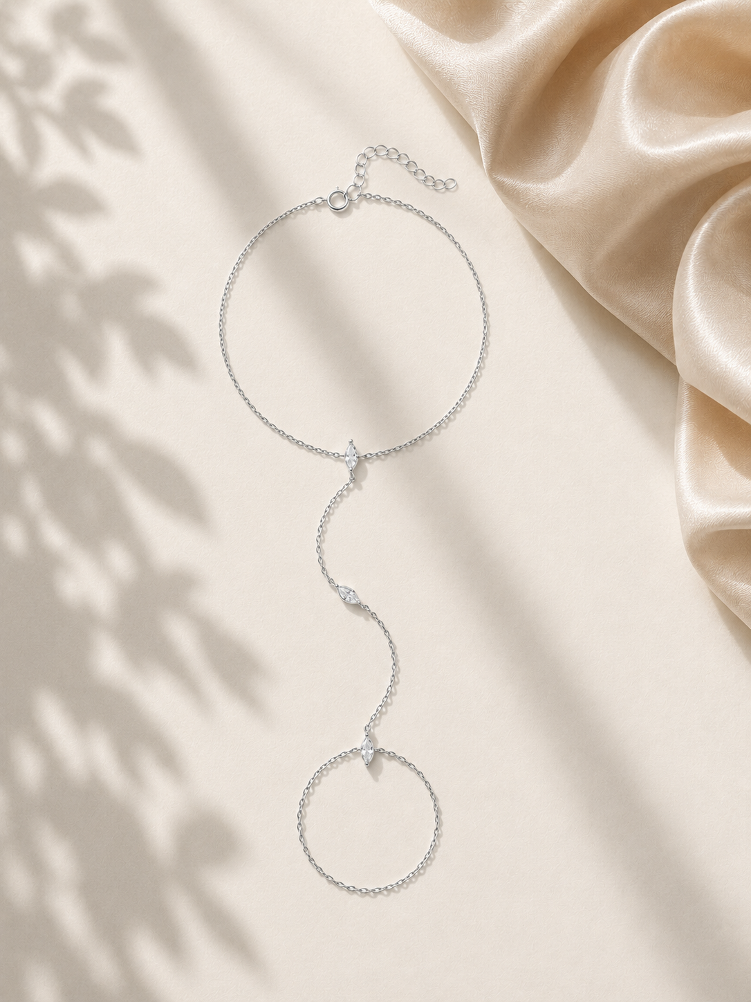Brățară hand chain argintie cu zirconii