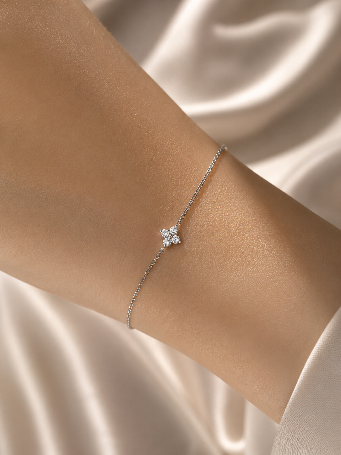 Bratara minimalista din argint cu design floral elegant la mana