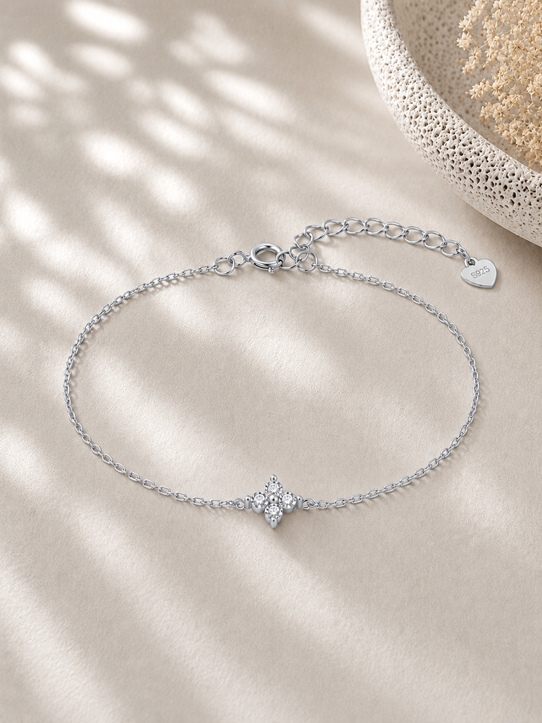 Bratara minimalista din argint cu design floral elegant de sus
