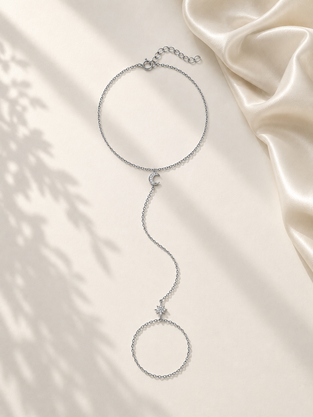 Hand chain argintiu cu simboluri celestiale