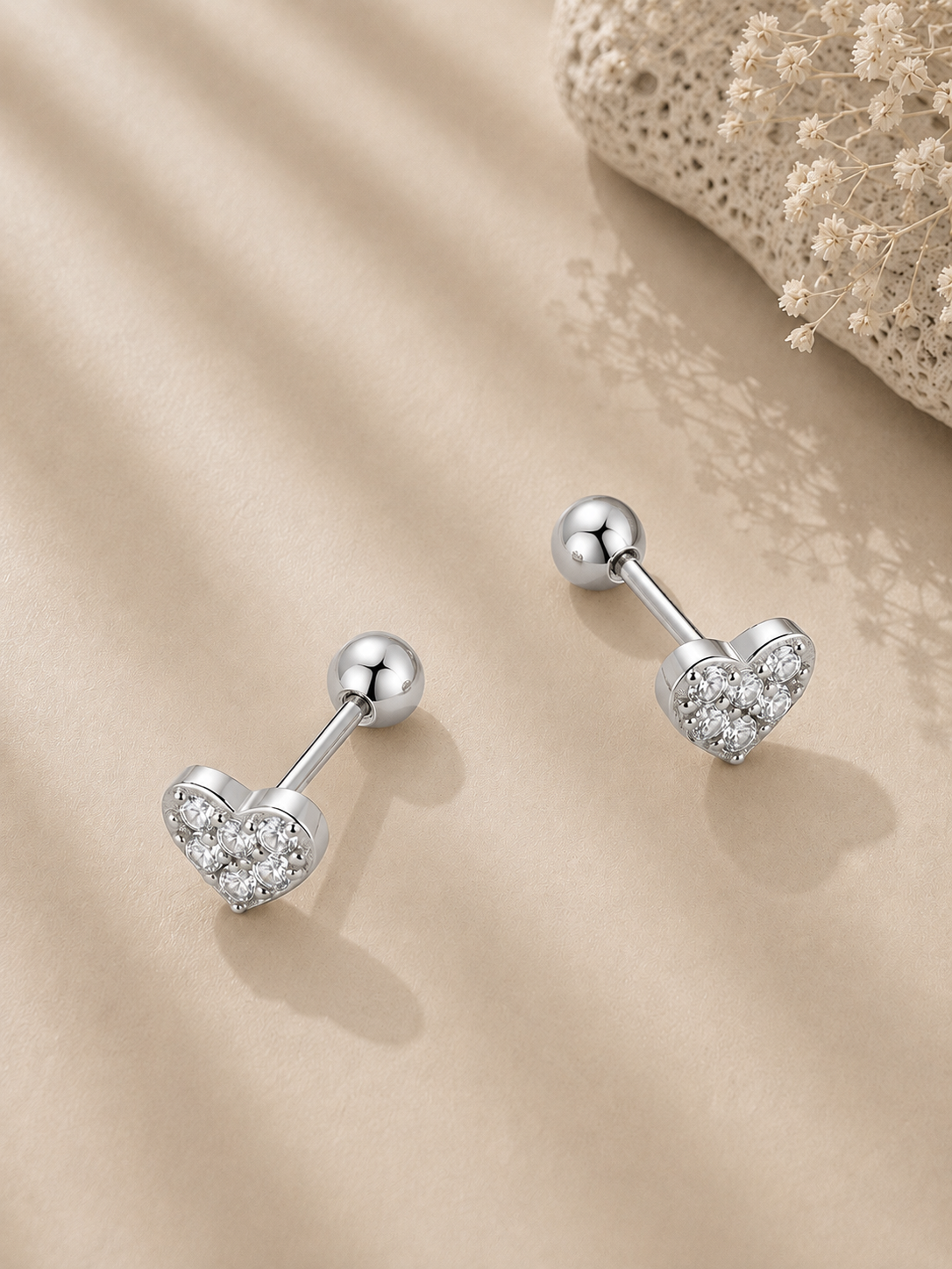 Detaliu cercei din argint 925 inimă cu zirconiu de sus