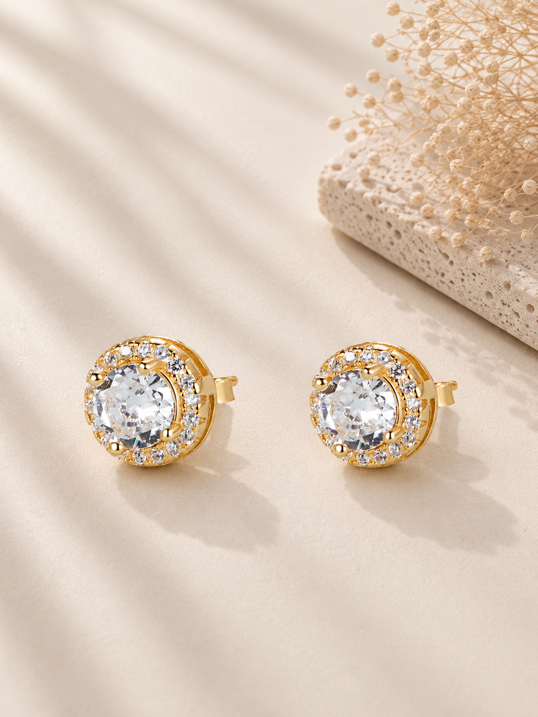 Cercei din argint 925 placat cu aur cu zirconiu pe fundal albastru