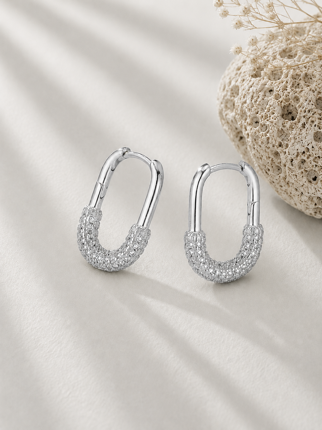 Cercei eleganti din argint cu zirconii pavé unghi diferit