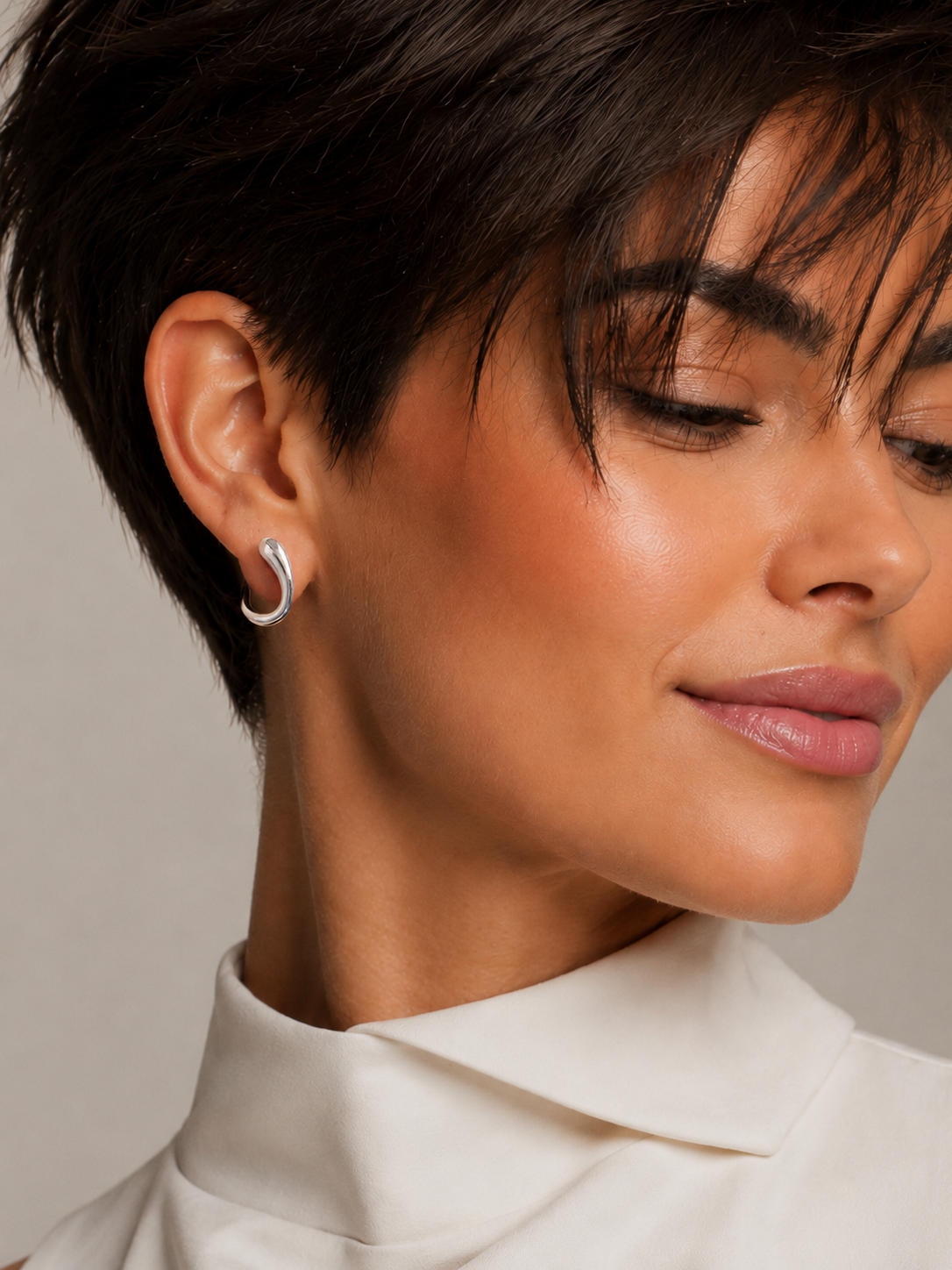 Cercei din Argint Fluid Hoops cu design sculptural pe model
