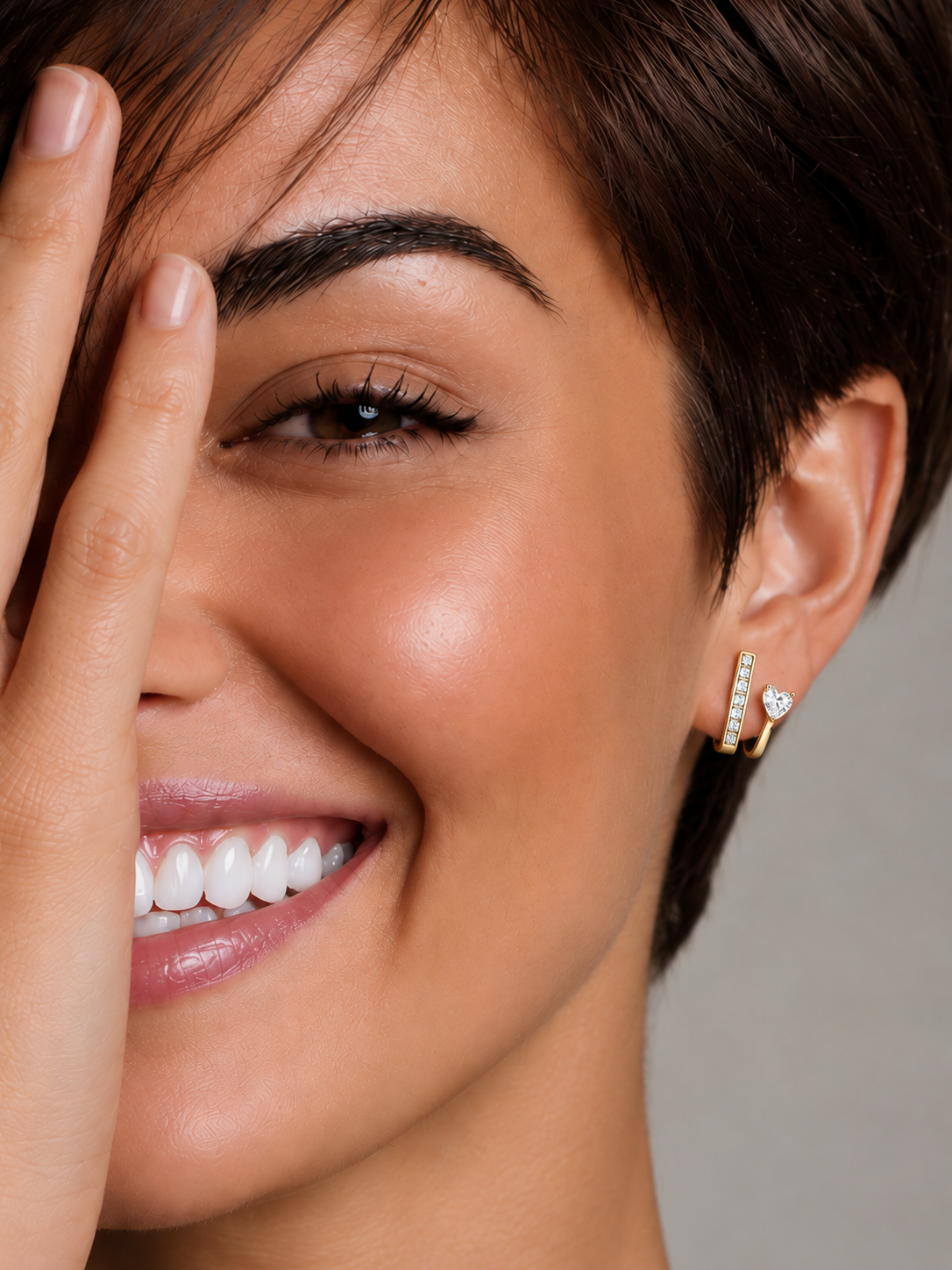 Cercei din Argint Moissanite Gold Heartline pe model de aproape