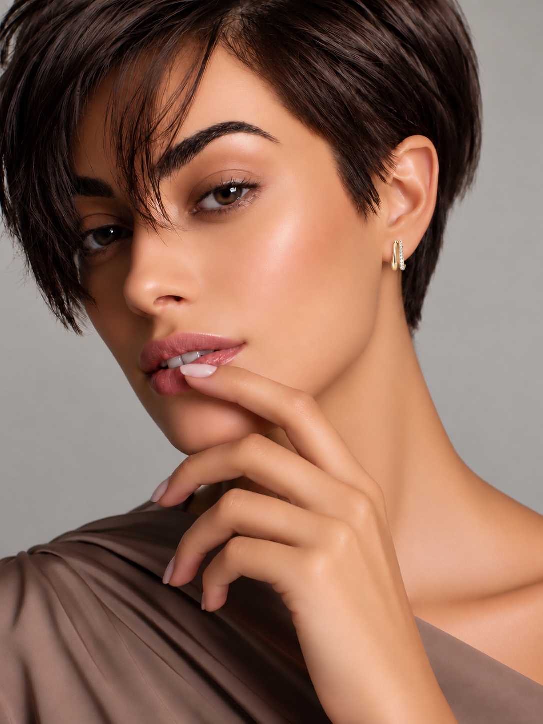 Cercei din Argint Moissanite Gold Luminous Curve pe model alt unghi