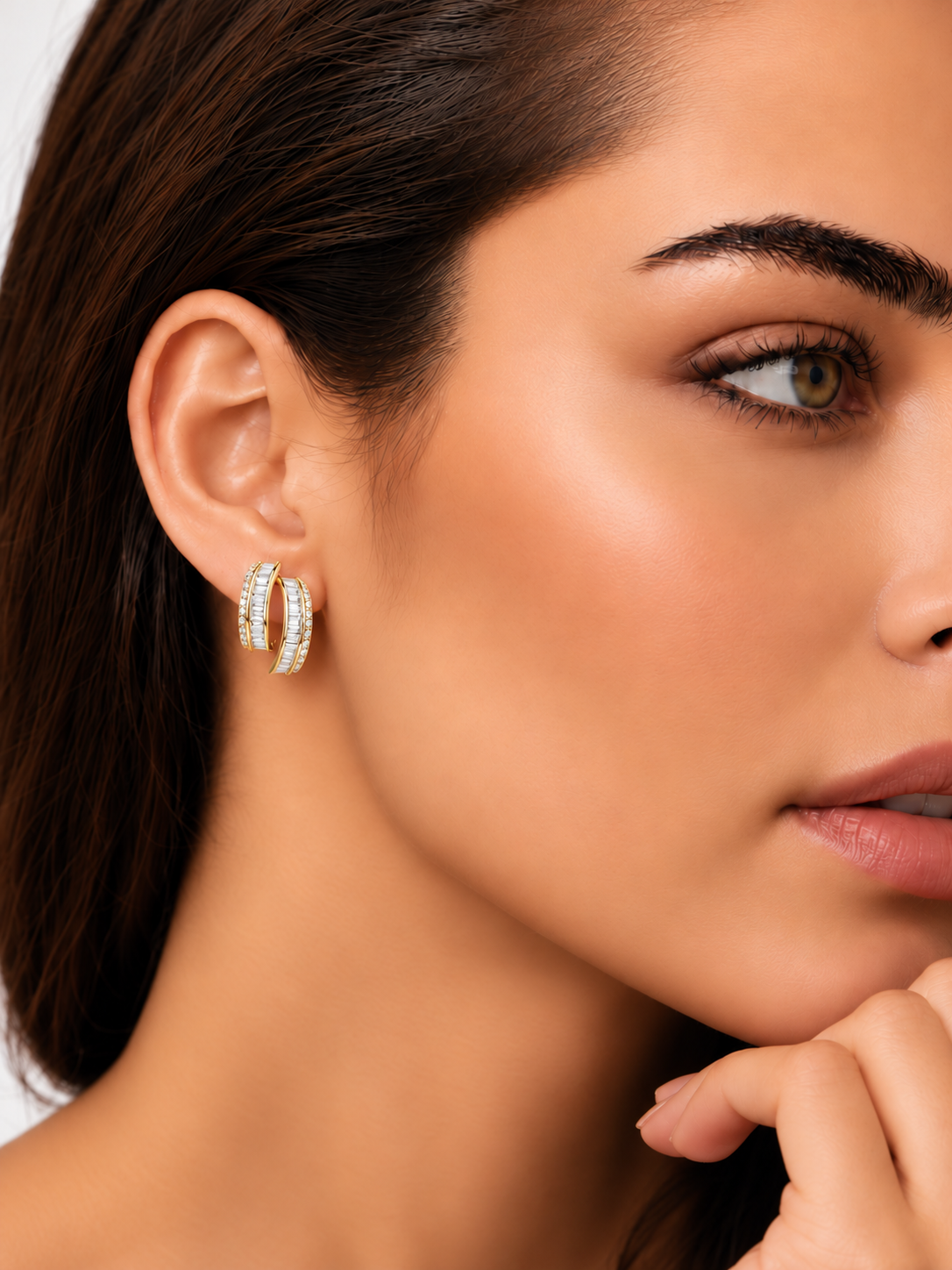 Cercei din Argint Moissanite Gold Luminous Layers pe model de aproape
