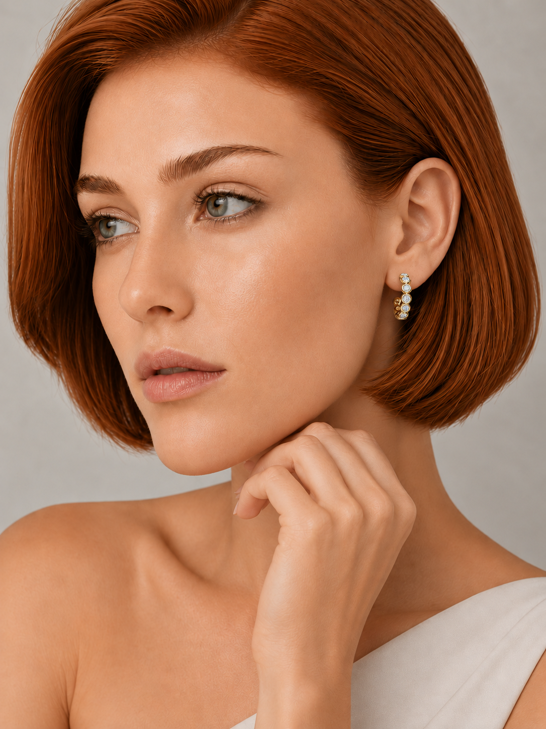 Cercei din Argint Moissanite Gold Orbit Line pe model