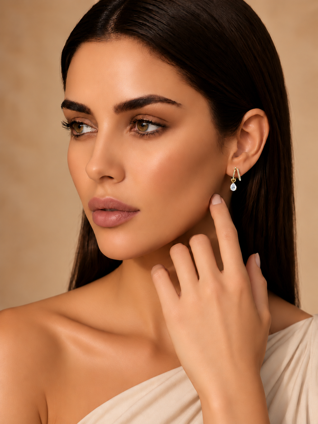 Cercei din Argint Moissanite Gold Pear Cascade pe model