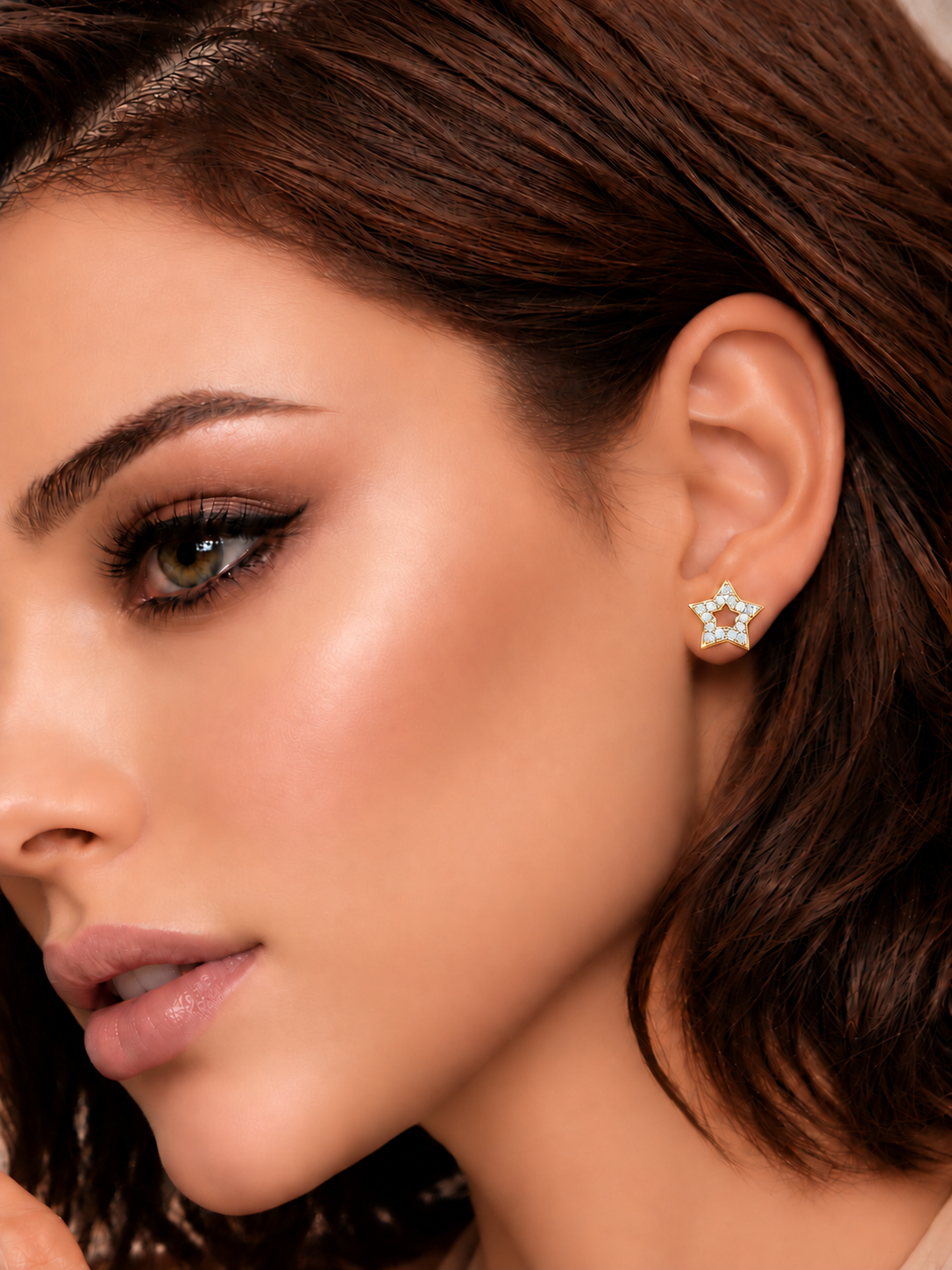 Cercei din Argint Moissanite Gold Starlight pe model de aproape